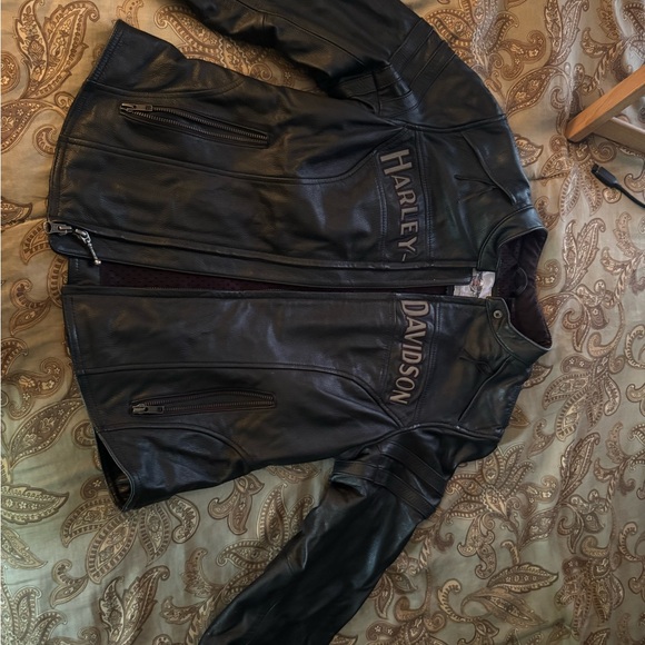 Harley Davidson leather jacket , in new condition. smoke free and pet free home. - Picture 2 of 5